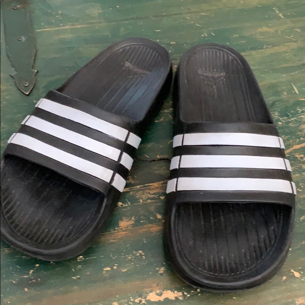Sz 8 women’s blk and wht adidas slip on rubber
